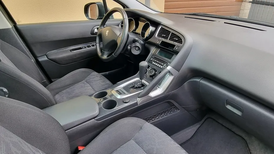 PEUGEOT 3008 -