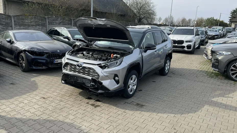 TOYOTA RAV4 -