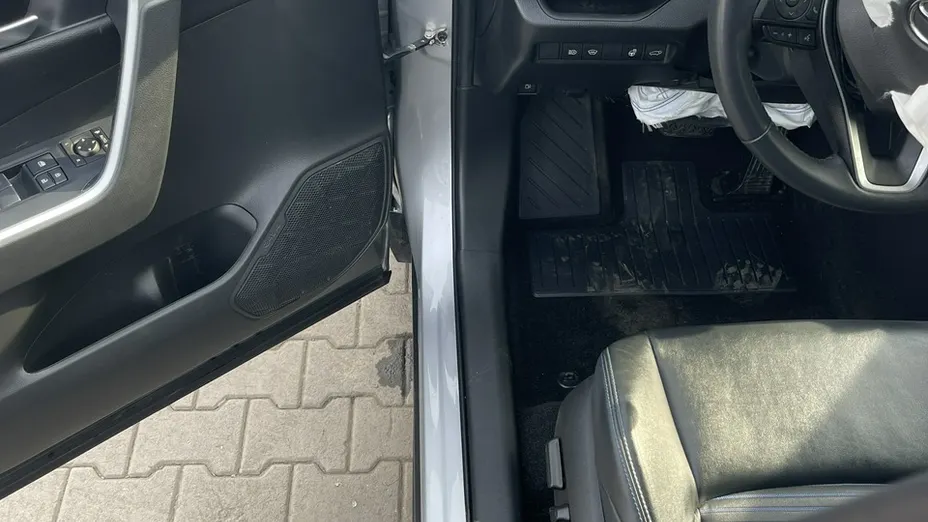 TOYOTA RAV4 -
