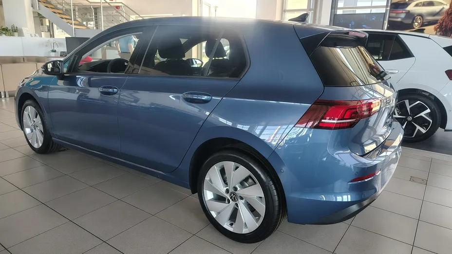VOLKSWAGEN Golf -