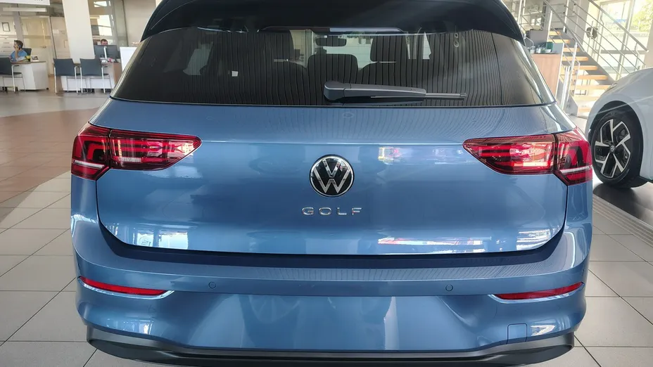 VOLKSWAGEN Golf -