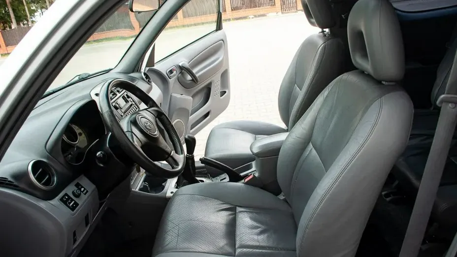 TOYOTA RAV4 -