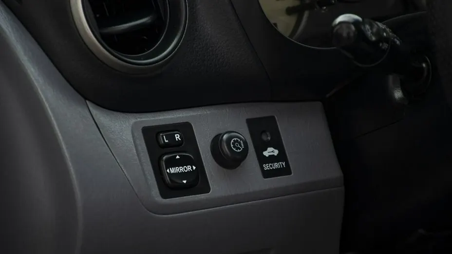 TOYOTA RAV4 -