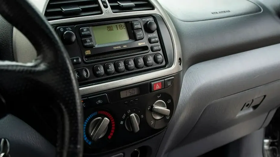 TOYOTA RAV4 -