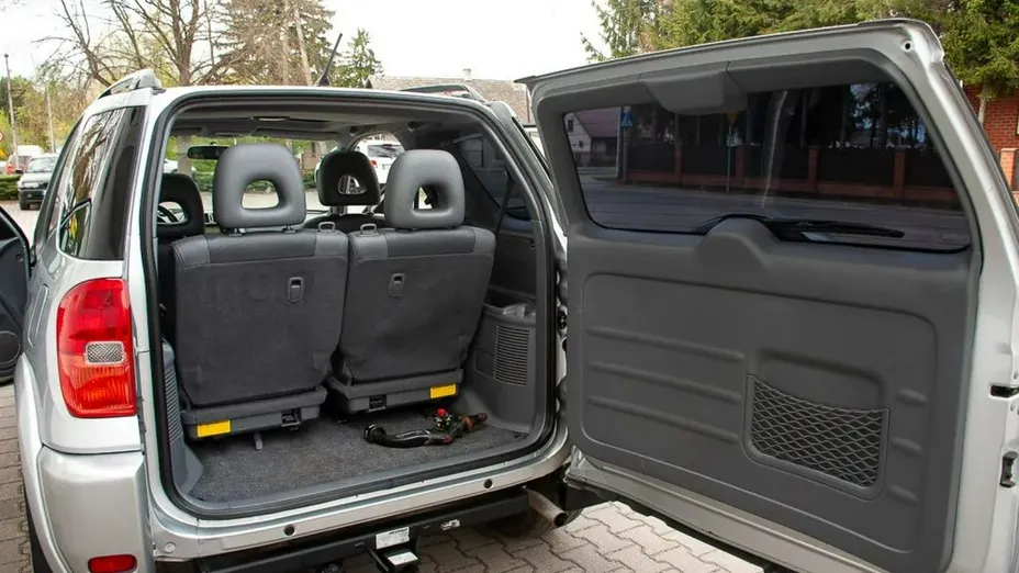 TOYOTA RAV4 -
