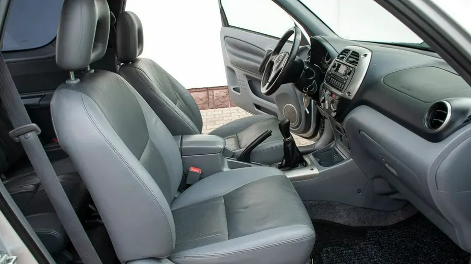 TOYOTA RAV4 -