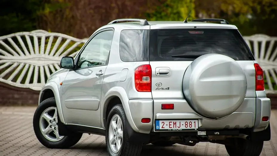 TOYOTA RAV4 -