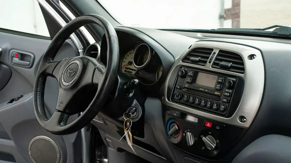 TOYOTA RAV4 -