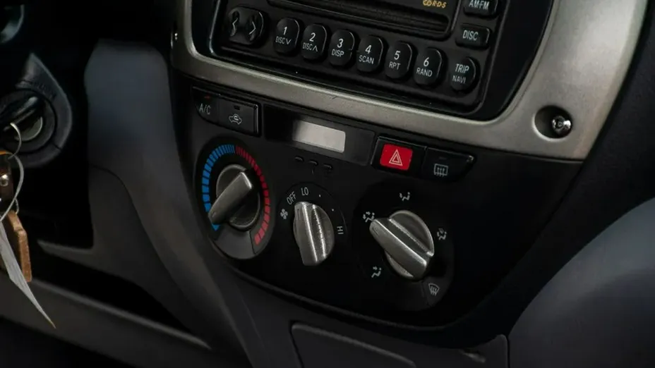 TOYOTA RAV4 -