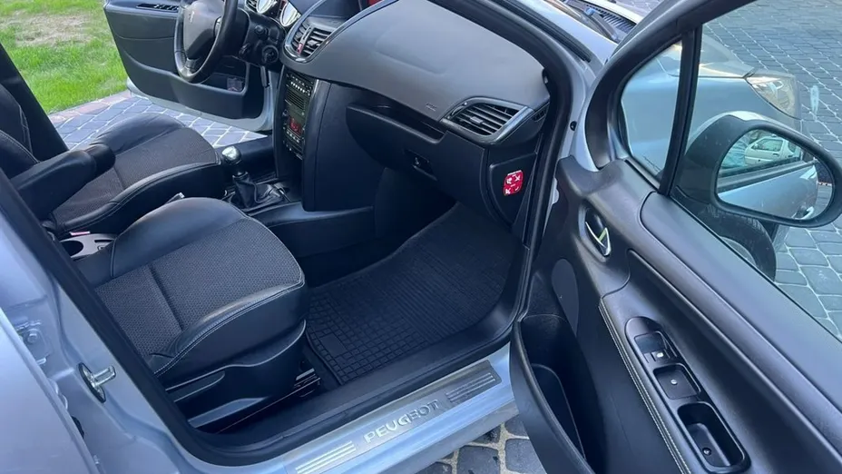PEUGEOT 207 -