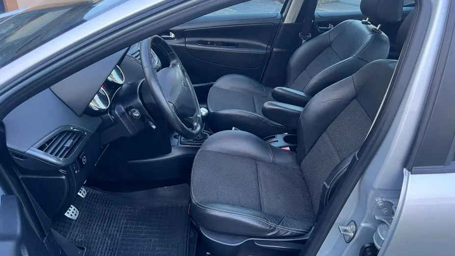PEUGEOT 207 -