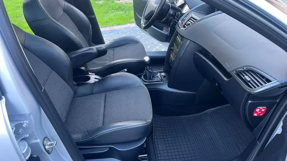 PEUGEOT 207 -