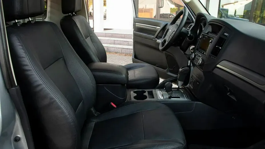 MITSUBISHI Pajero -