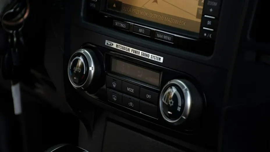 MITSUBISHI Pajero -