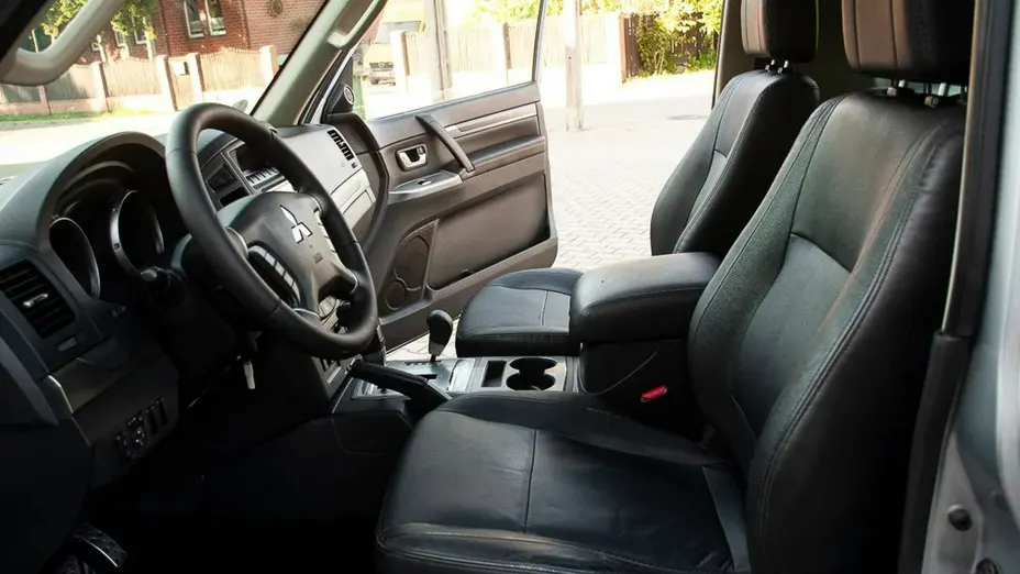 MITSUBISHI Pajero -