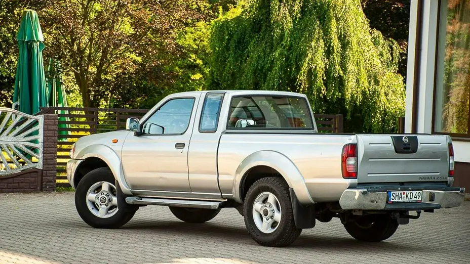 NISSAN Pick Up -