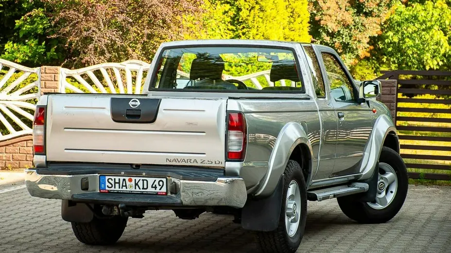 NISSAN Pick Up -