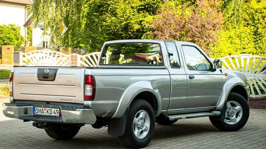 NISSAN Pick Up -