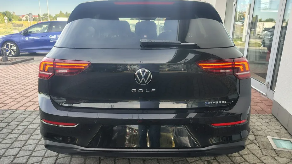 VOLKSWAGEN Golf -