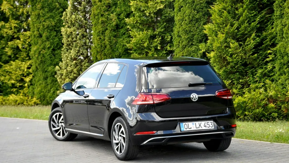 VOLKSWAGEN Golf -