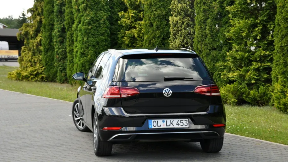 VOLKSWAGEN Golf -