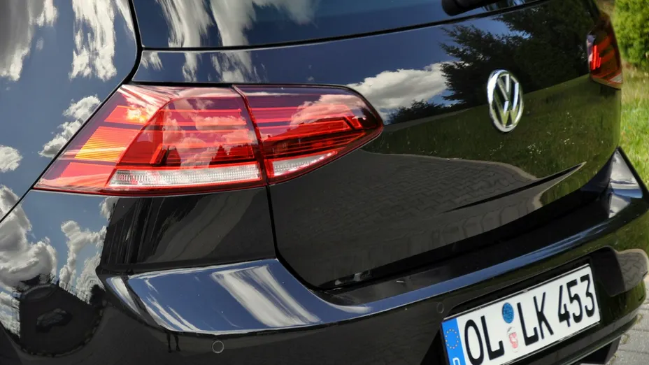 VOLKSWAGEN Golf -