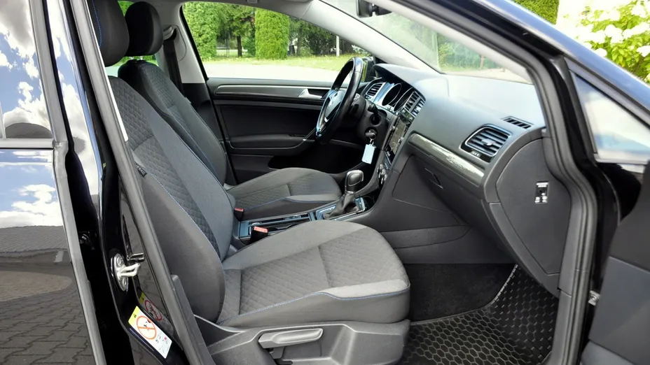 VOLKSWAGEN Golf -