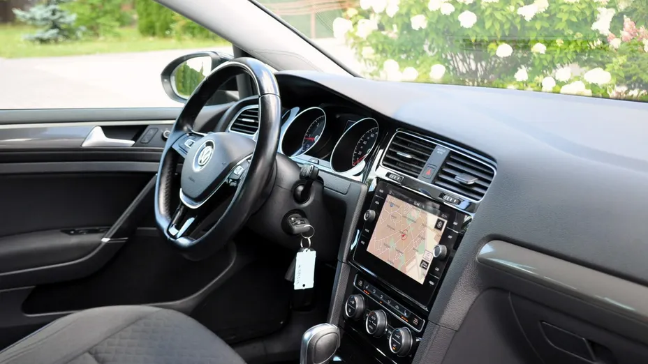 VOLKSWAGEN Golf -