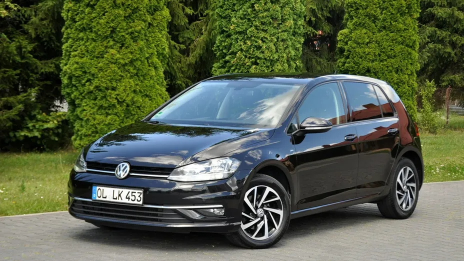 VOLKSWAGEN Golf -
