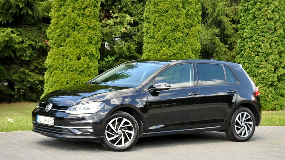 VOLKSWAGEN Golf -