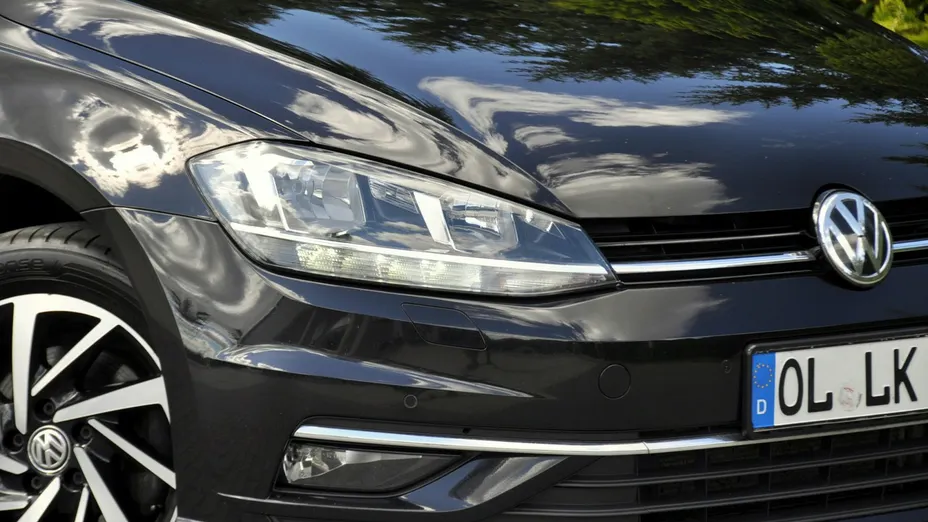 VOLKSWAGEN Golf -