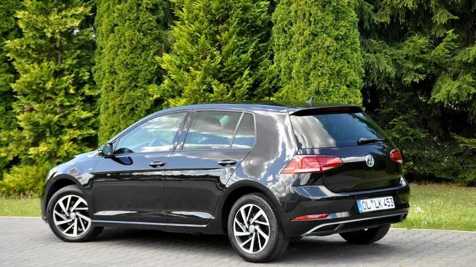 VOLKSWAGEN Golf -