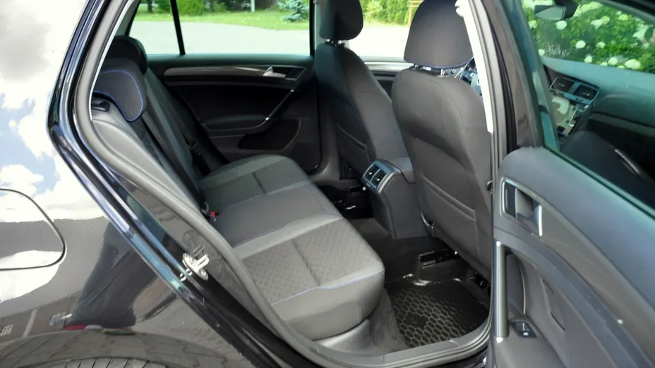 VOLKSWAGEN Golf -