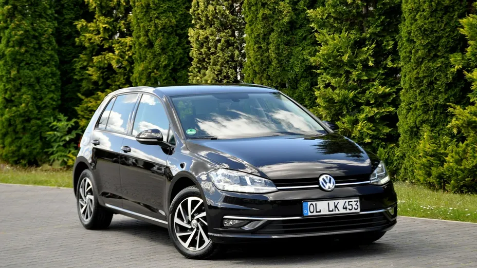 VOLKSWAGEN Golf -