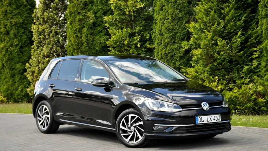 VOLKSWAGEN Golf -