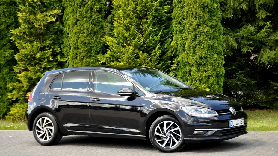 VOLKSWAGEN Golf -