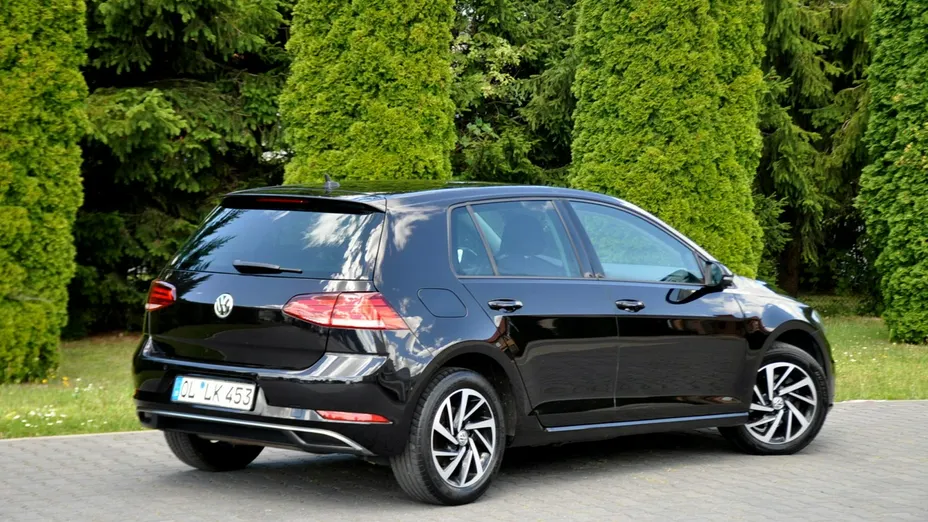 VOLKSWAGEN Golf -