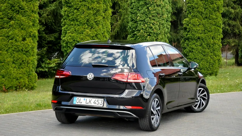 VOLKSWAGEN Golf -