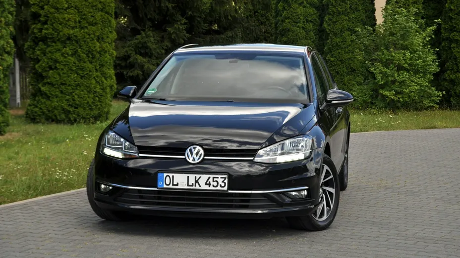 VOLKSWAGEN Golf -