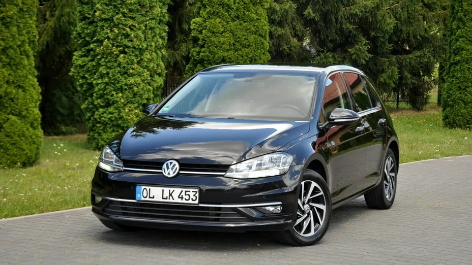 VOLKSWAGEN Golf -