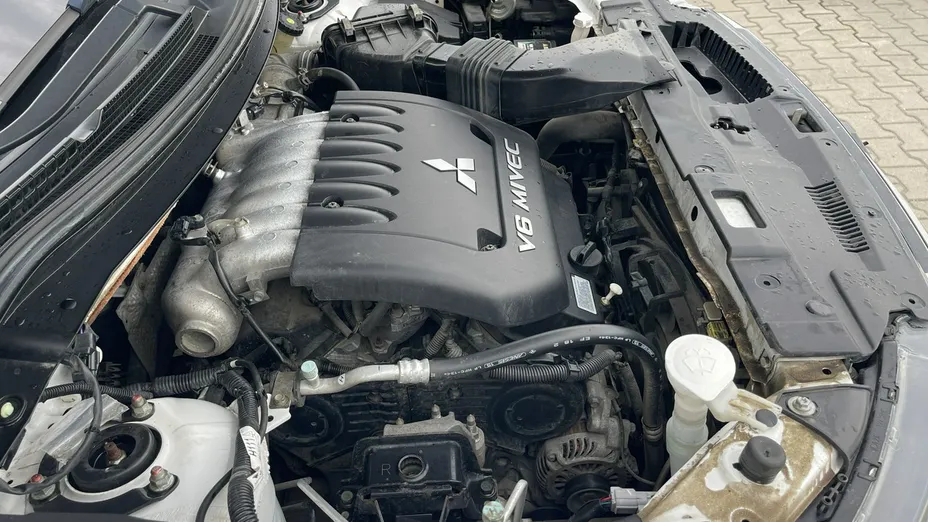 MITSUBISHI Outlander -