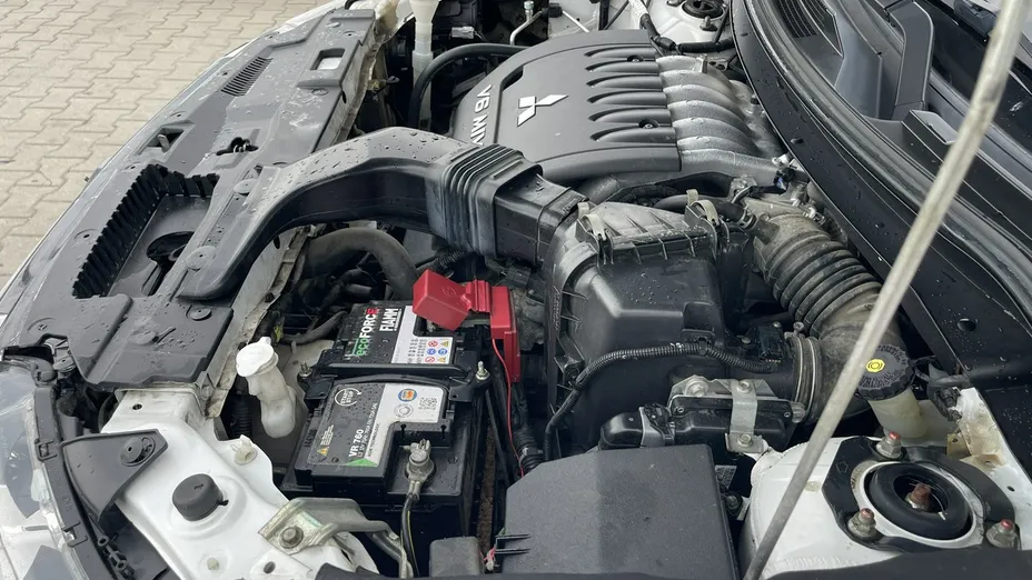 MITSUBISHI Outlander -