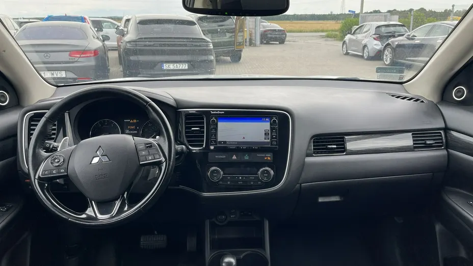 MITSUBISHI Outlander -