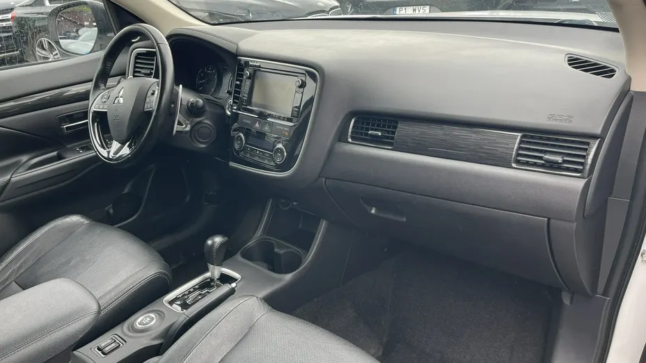 MITSUBISHI Outlander -
