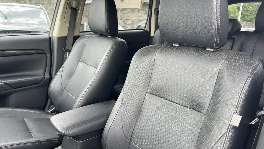 MITSUBISHI Outlander -