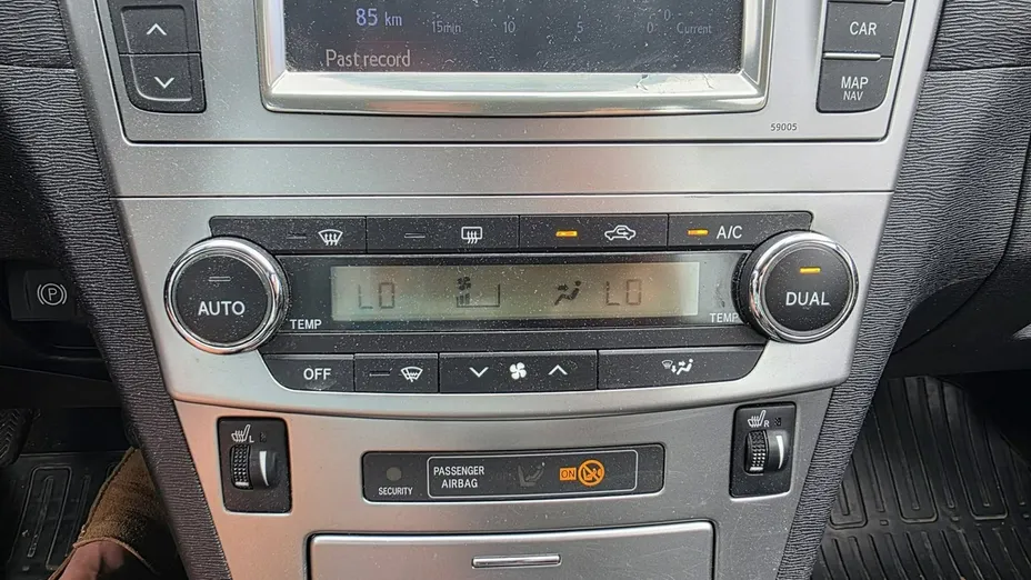 TOYOTA Avensis -