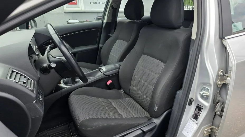 TOYOTA Avensis -