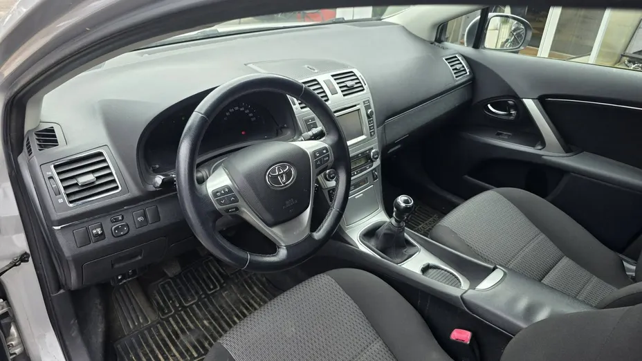 TOYOTA Avensis -