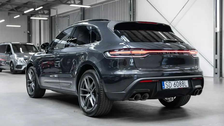 PORSCHE Macan -