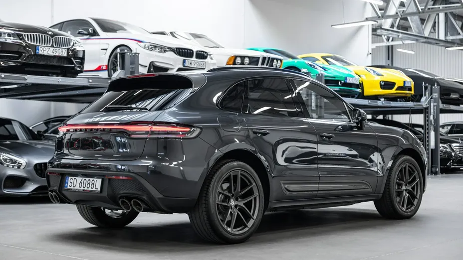 PORSCHE Macan -